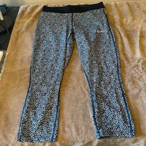 Black and white Nike leggings